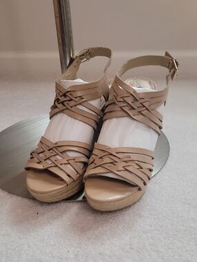 NWOT Guess - taupe platform sandals